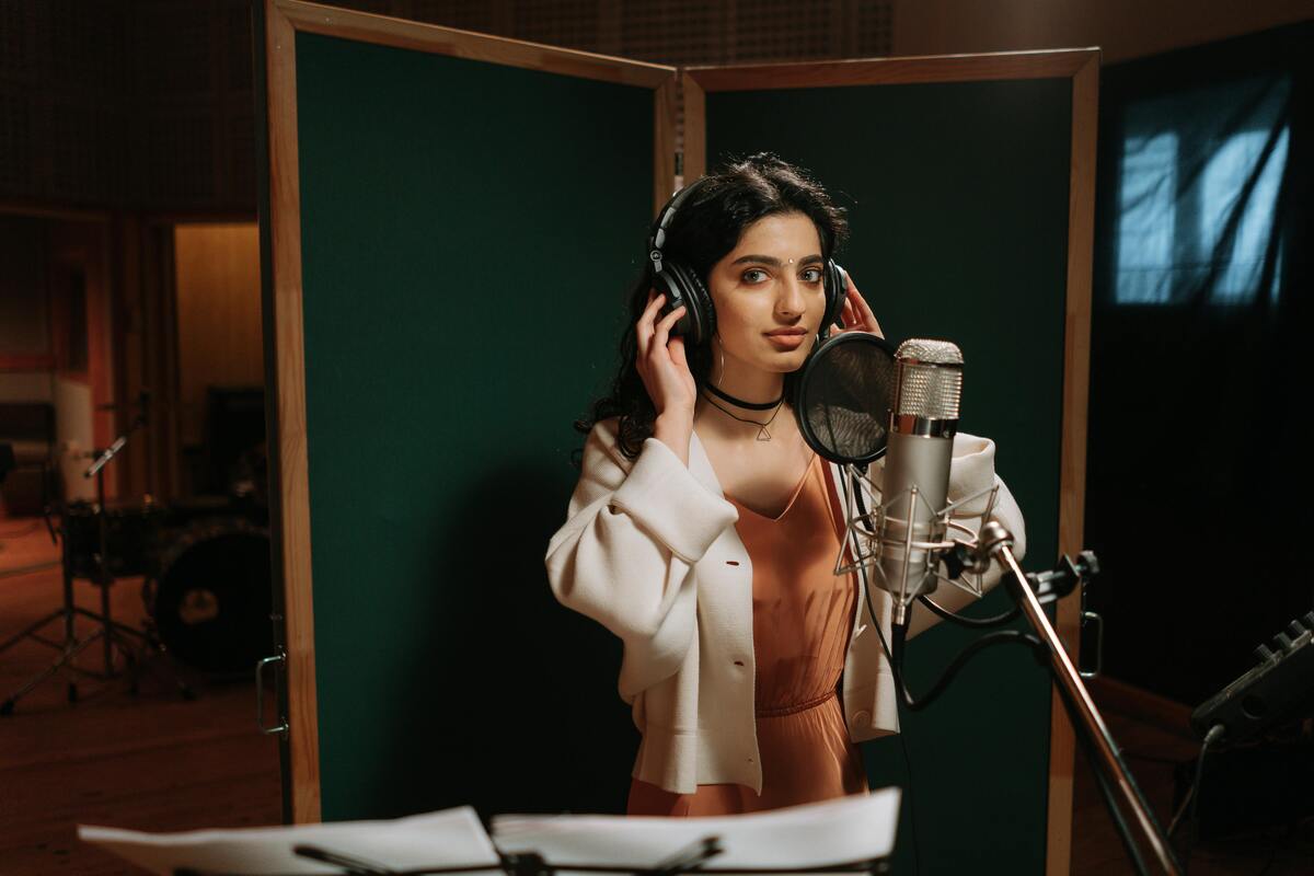Girl into a home recording studio and experience Nashville’s music scene like a true local artist