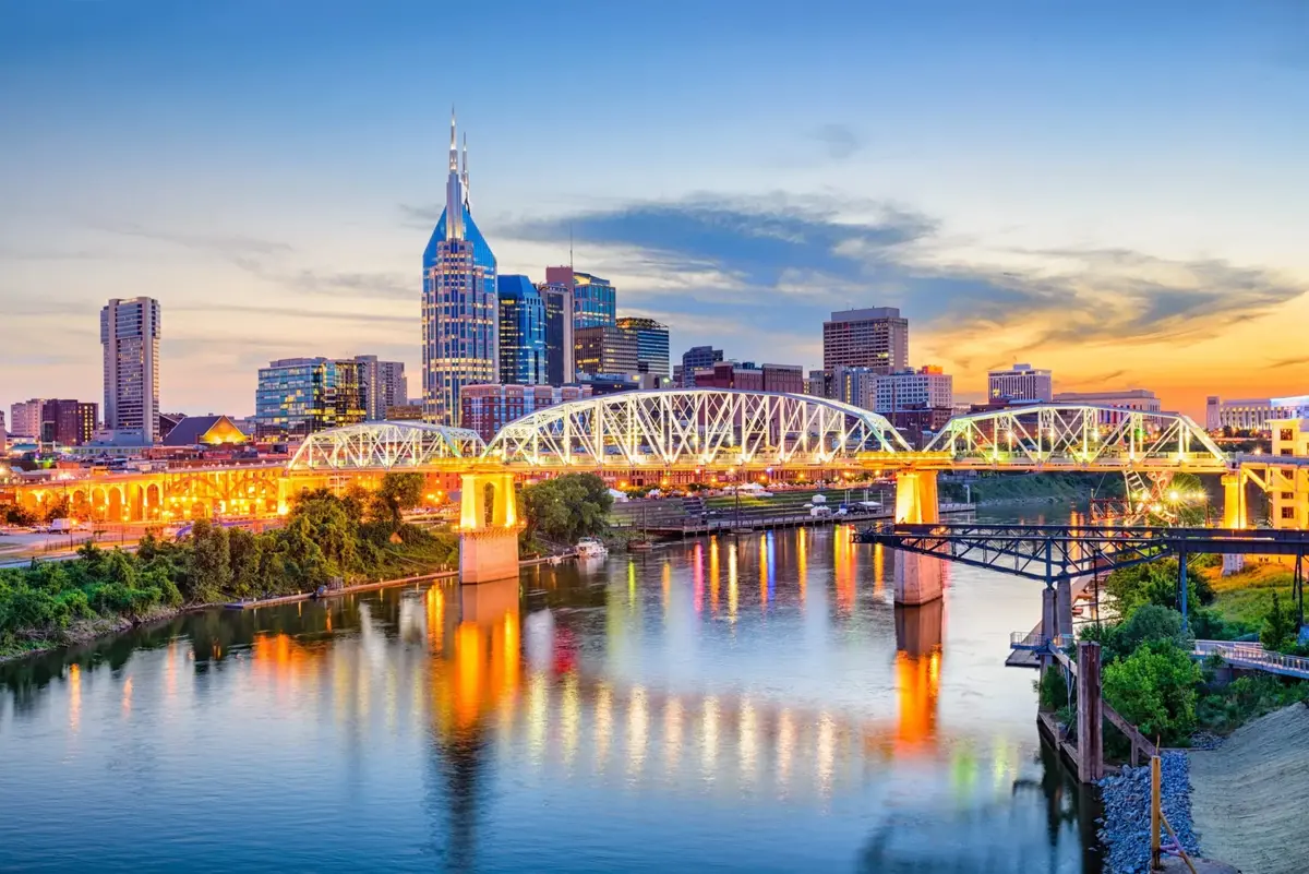 John Seigenthaler Pedestrian Bridge spanning the Cumberland River with stunning Nashville skyline views